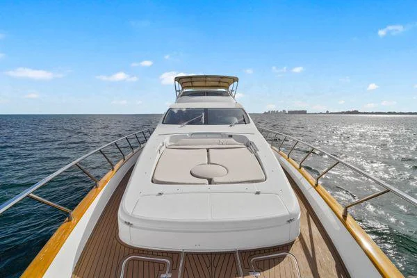 85ft Azimut Del Mar dining area